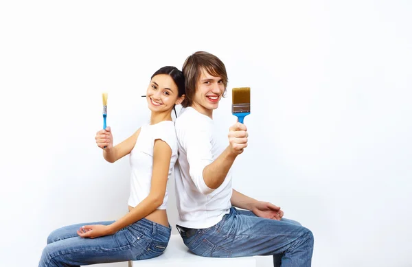 Junges Paar mit Pinsel und Farbe — Stockfoto