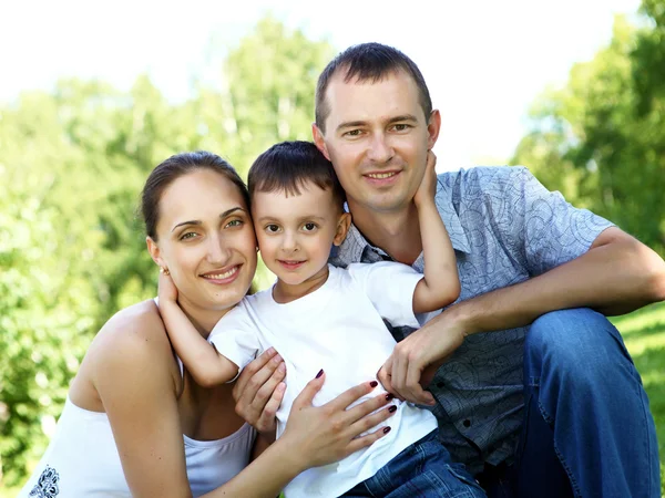 Famiglia con due bambini nel parco estivo — Foto Stock