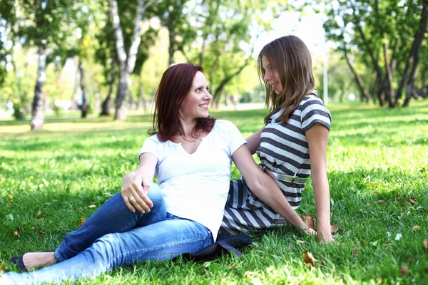 母亲与她的女儿中夏公园 — 图库照片