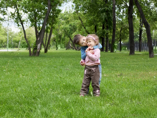 Mutlu kız ve erkek kardeş açık havada — Stok fotoğraf