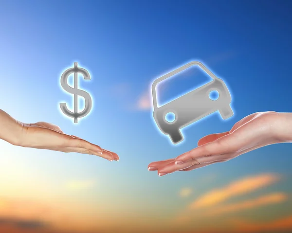 Human hands holding money against blue sky — Stockfoto