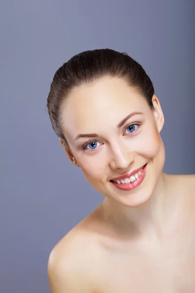 Portrait of beautiful young woman — Stock Photo, Image