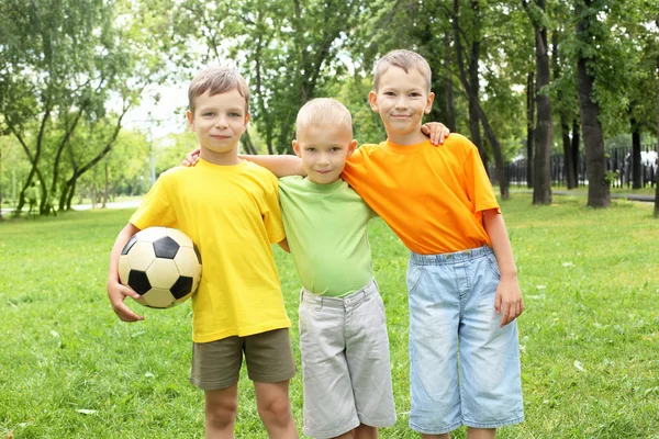 Jungen im Park mit Ball — Stockfoto