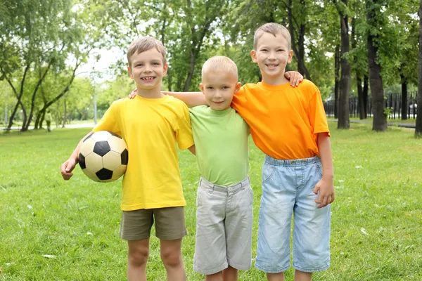 Rapazes no parque com uma bola — Fotografia de Stock