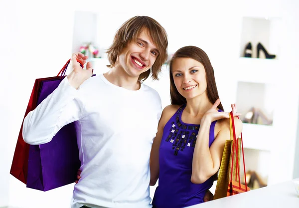 Genç çiftin birlikte alışveriş yapıyor — Stok fotoğraf