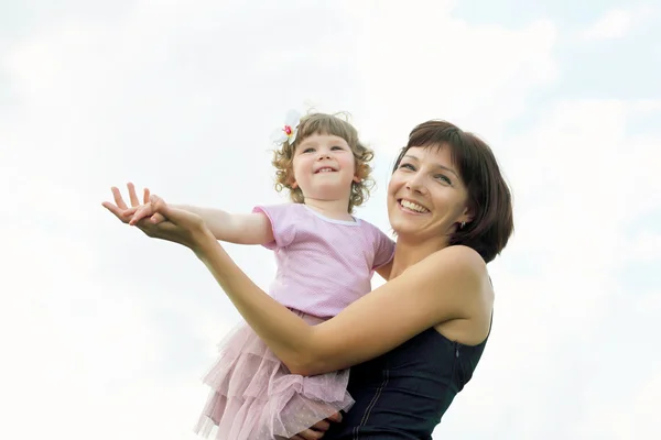 Porträtt av mamma med dotter utomhus — Stockfoto