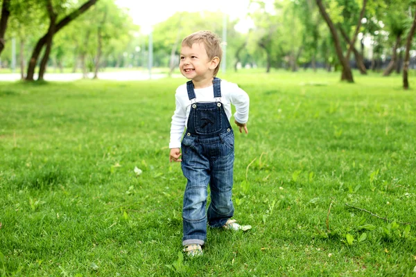 Portrait d'un garçon dans le parc — Photo