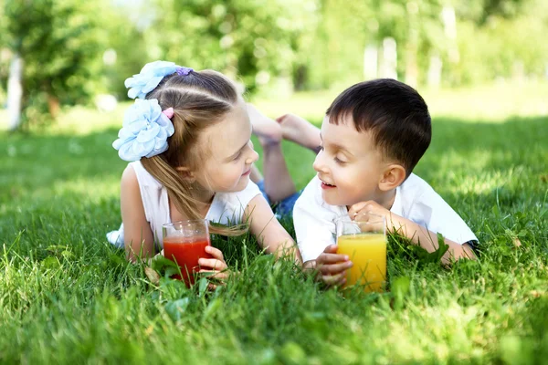 Broertje en zus in zomer park — Stockfoto