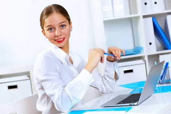 Молодая женщина в деловой одежде работает в офисе — стоковое фото