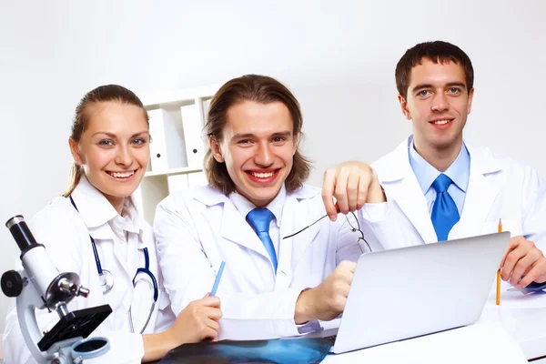 Молодые врачи на работе — стоковое фото