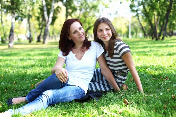 夏の公園で彼女の娘を持つ母 — ストック写真