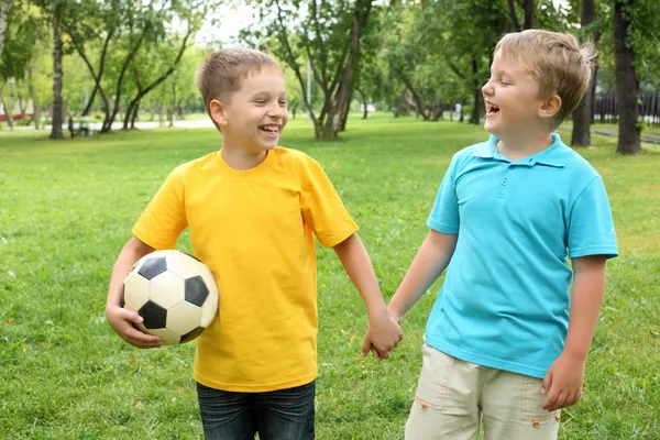 Twee jongens in het park — Stockfoto