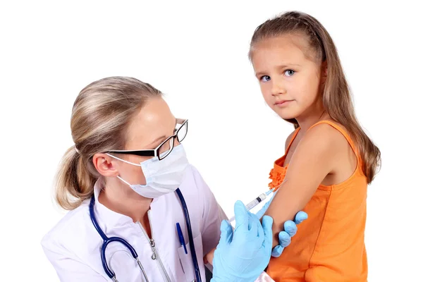 医者の子供にワクチン注射を行う ロイヤリティフリーのストック写真