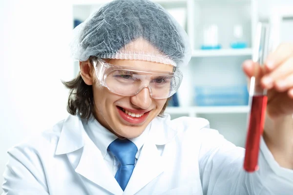 Jovem cientista trabalhando em laboratório — Fotografia de Stock
