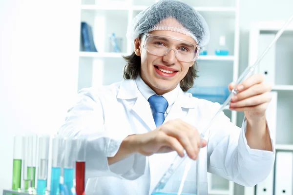 Młody naukowiec pracujący w laboratorium — Zdjęcie stockowe
