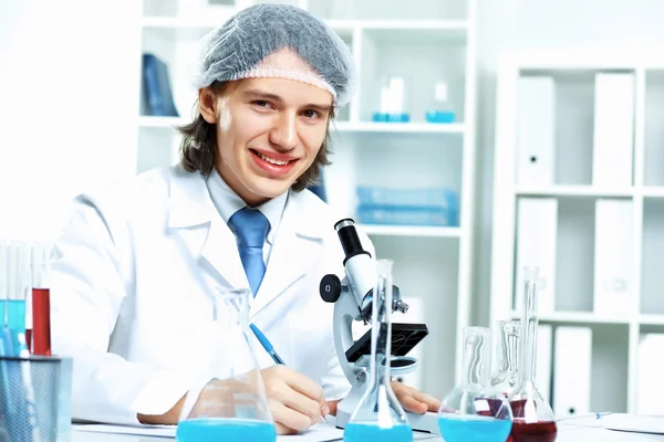 Młody naukowiec pracujący w laboratorium — Zdjęcie stockowe