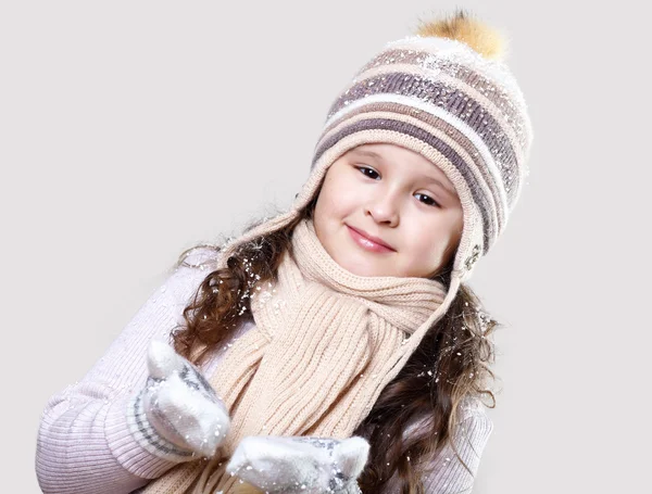 Klein meisje in winter slijtage — Stockfoto