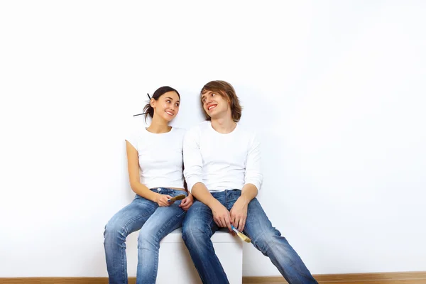 Jong (echt) paar met verf penselen samen — Stockfoto