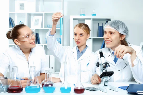 Jeunes scientifiques travaillant en laboratoire — Photo