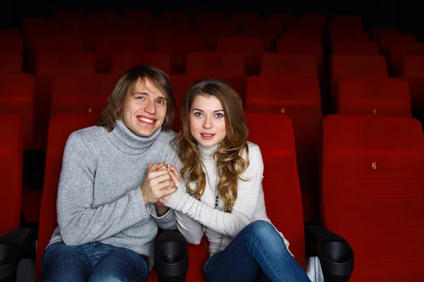 Junges Paar im Kino beim Filmgucken — Stockfoto