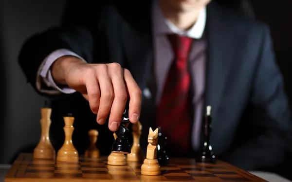 Uomo d'affari che gioca a scacchi — Foto Stock