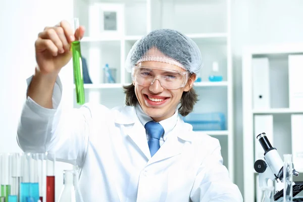 Científico joven que trabaja en el laboratorio — Foto de Stock