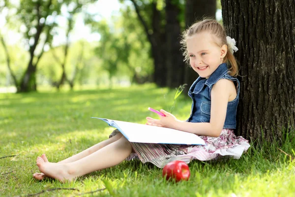 Parktaki küçük bir kızın portresi. — Stok fotoğraf