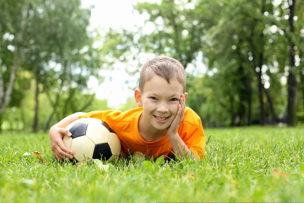 小男孩在公园里和一个球 — 图库照片