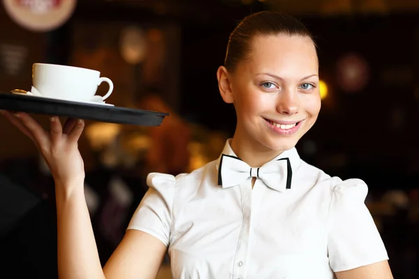 Retrato de una joven camarera sosteniendo una bandeja —  Fotos de Stock