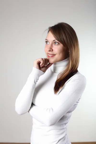 Młoda dziewczyna w biały sweter — Zdjęcie stockowe