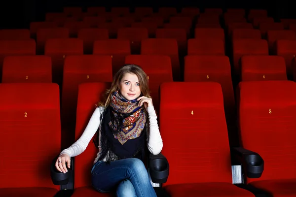 Mladá dívka v kině díval na film — Stock fotografie
