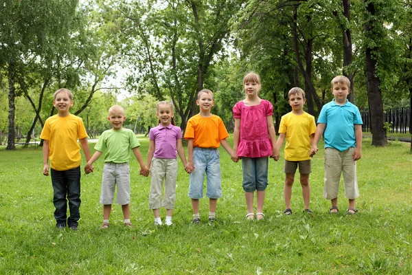 Groep kinderen in het park — Stockfoto