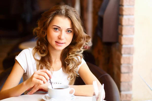 Młoda ładna kobieta siedzi w restauracji — Zdjęcie stockowe