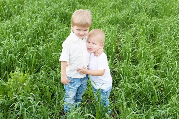Portrait of two little boys outdoors — Stock Photo, Image