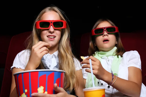 Две молодые девушки смотрят кино Лицензионные Стоковые Изображения