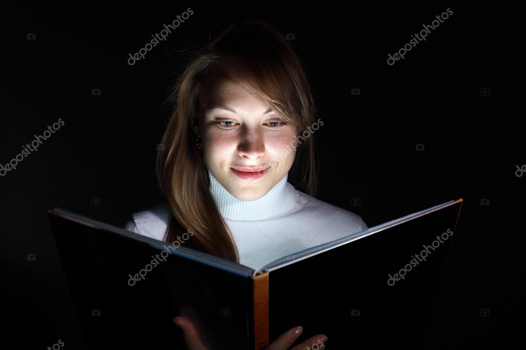 Jeune Femme Lisant Un Livre Dans La Salle — Photographie Sergeynivens © 8638308 1806