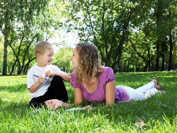 Anya a kisfia a parkban — Stock Fotó