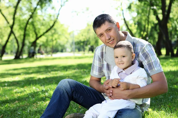 Pai com seu menino ao ar livre — Fotografia de Stock