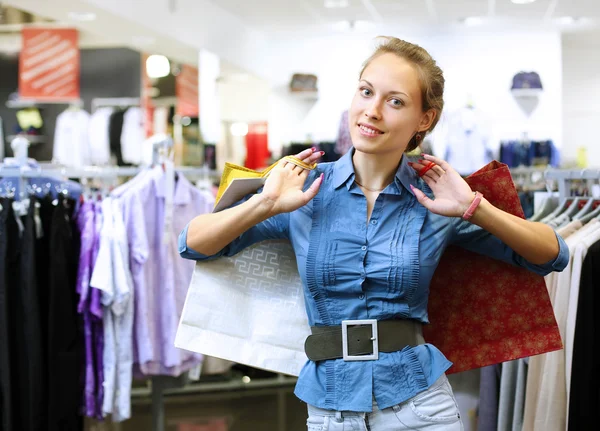 Mujer en una tienda comprando ropa — Foto de Stock