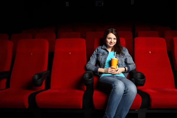 映画を見る映画館で若い女の子 — ストック写真