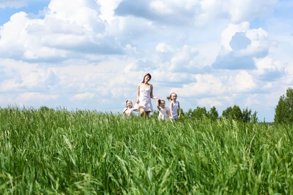 Familie mit Kindern im Sommertag im Freien — Stockfoto