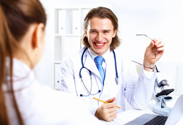 Medico amichevole nello studio medico — Foto Stock