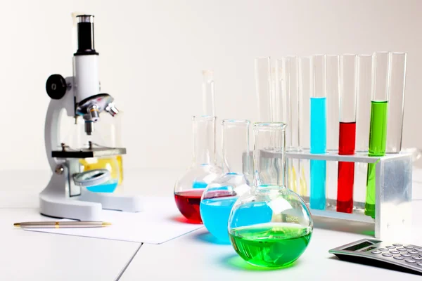 Equipos de laboratorio de química o biología — Foto de Stock