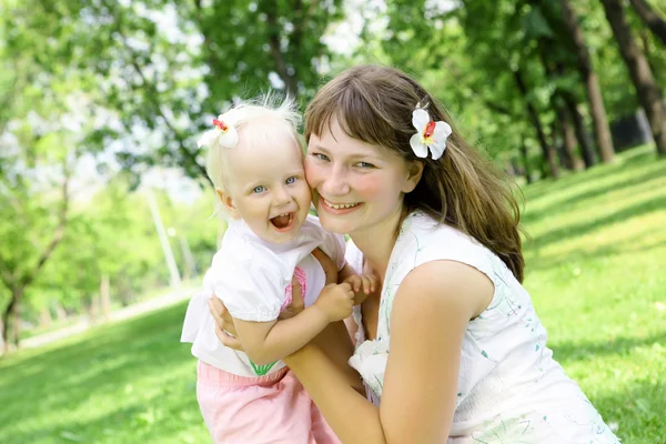 Madre con su hija al aire libre — Foto de Stock