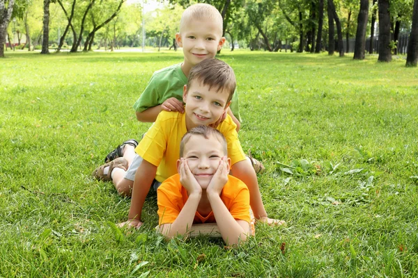 Група дітей у парку — стокове фото