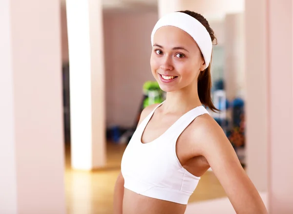 Jeune femme faisant du sport dans la salle de gym — Photo