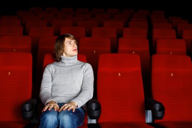genç adam sinemada film izlemek