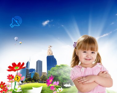 Yeşil çimenlerin üzerinde gülümseyen kız