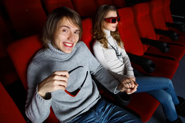 Młoda para w kinie oglądając film — Zdjęcie stockowe