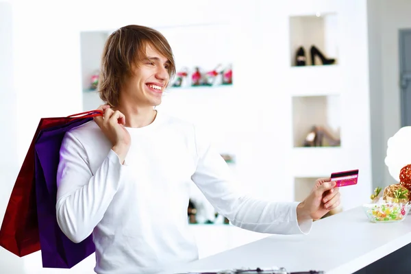 Genç adam alışveriş yaparken — Stok fotoğraf